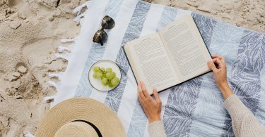 Una mujer lee un libro - Lecturas de verano