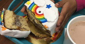 Torta de cumpleaños arcoiris en el Hogar Santa Luisa