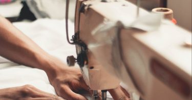 Imagen de persona utilizando una máquina de coser