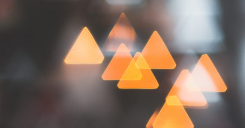Grupo de Triángulos naranjas y semi transparentes