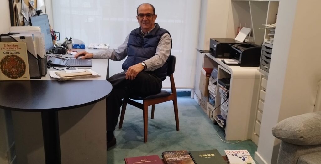 Jorge Garcia González en su escritorio