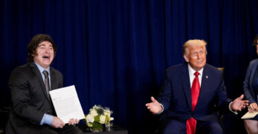 Donald Trump y Javier Milei en perspectiva histórica y política, análisis de liderazgos actuales influenciados por los movimientos ideológicos del siglo XX.