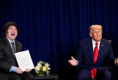 Donald Trump y Javier Milei en perspectiva histórica y política, análisis de liderazgos actuales influenciados por los movimientos ideológicos del siglo XX.